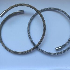 Set of 2 wired twist bracelets